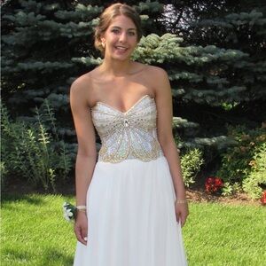 Beautiful butterfly scrapless gown..would probably need dry clean..worn once